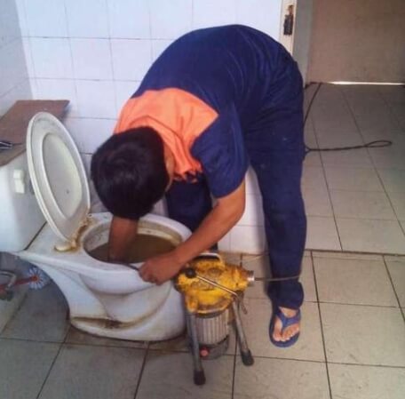 廁所突然炸了,男子被大面積燒傷!這東西很多人家里都有